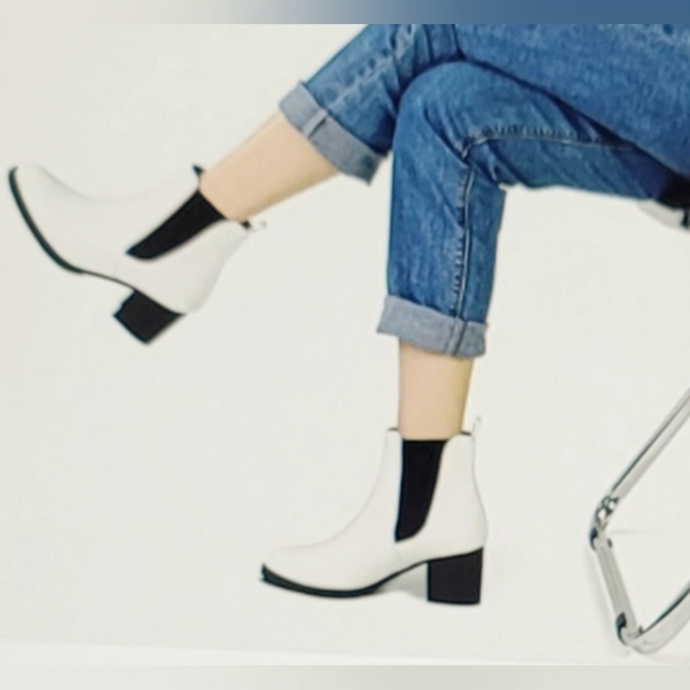 NIB CHELSEA CHUNKY HEEL SLIP ON ANKLE BOOTIES ELASTIC SIDES WHITE